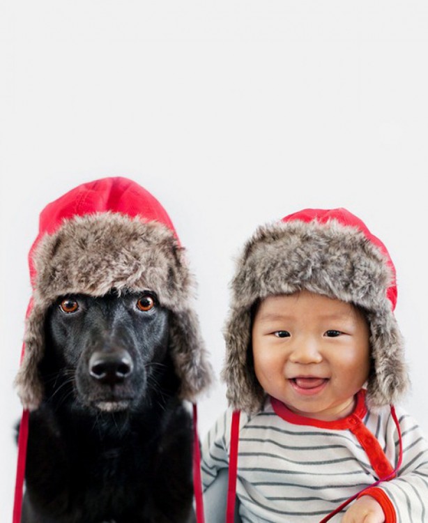 bebe chino con perro negro disfrazados