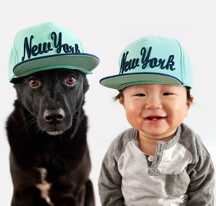 bebe chino con perro negro disfrazados