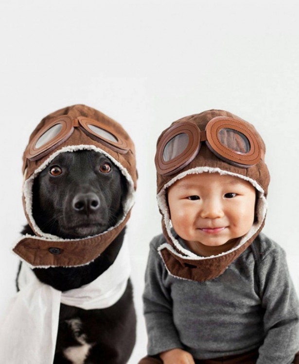 bebe chino con perro negro disfrazados