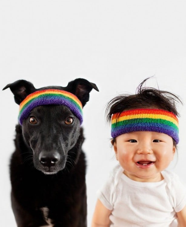 bebe chino con perro negro disfrazados