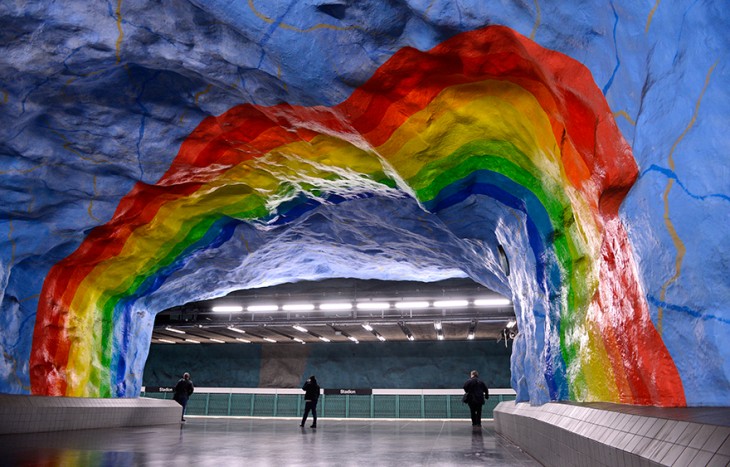 estacion con entrada en forma de cueva con colores muy vivos 