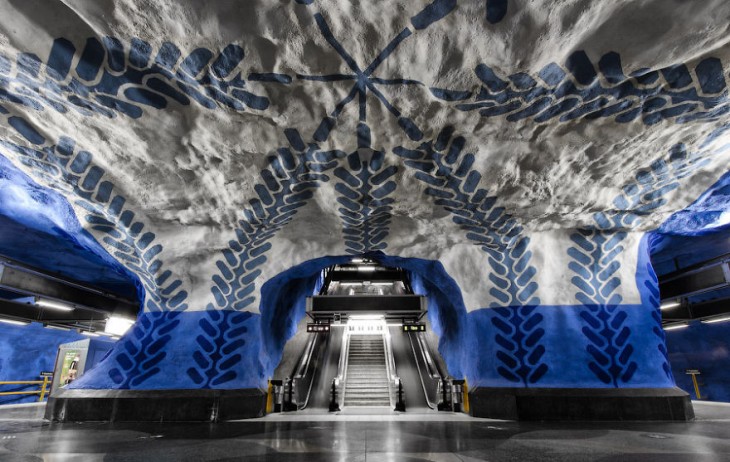 escaleras moderenas en estacion con colores azul y blanco