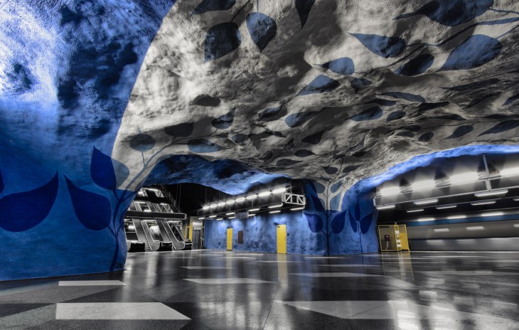 estacion en forma de cueva con colores azul y blanco