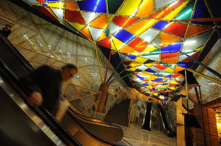 vitrales en el techo de colores en formas de trianguelos