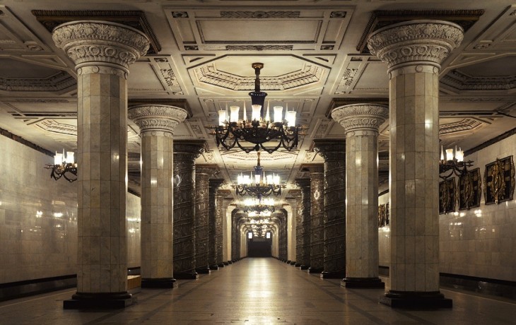 elegantes estacion de metro con pilares y un candelabro