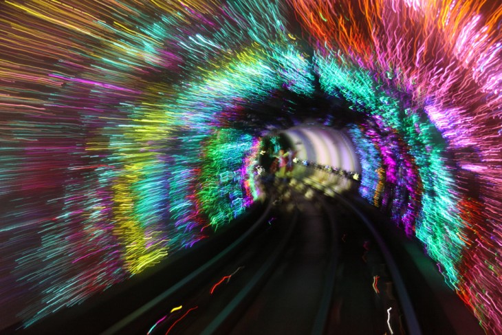 imagen de como se ven las luces a traves del las vias del metro