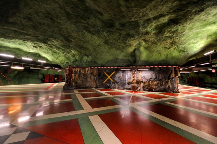 estacion del metro subterranea en forma de cueva con techo verde