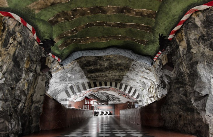 estación del metro que esta hecha de rocas