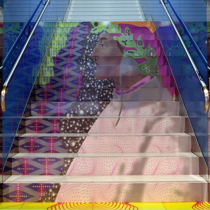 escaleras de colores con imagen de un hombre