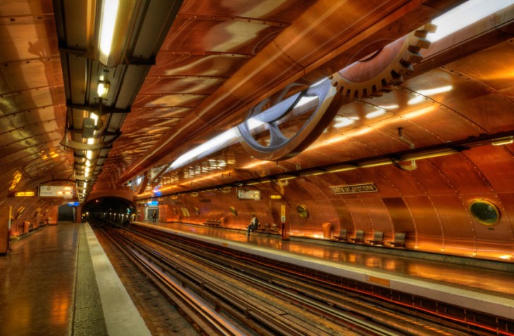 estacion del metro en forma de material de acero