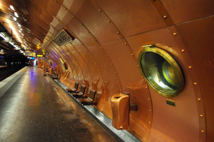 estacion del metro en forma de submarino de acero