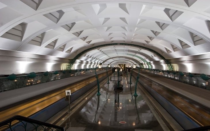 imagen  de estacion del metro color blanco con faroles de color verde