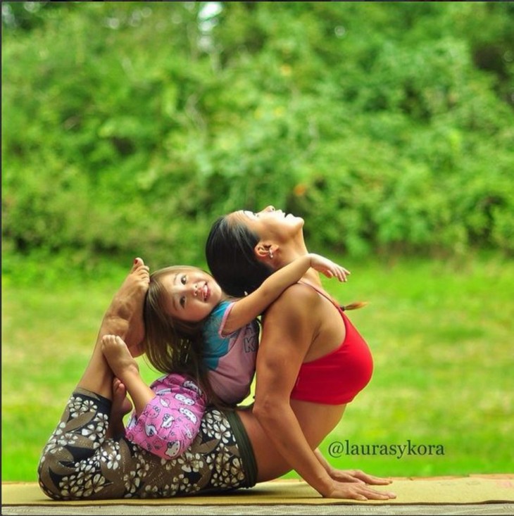 madre e hija practicando yoga en el jardin