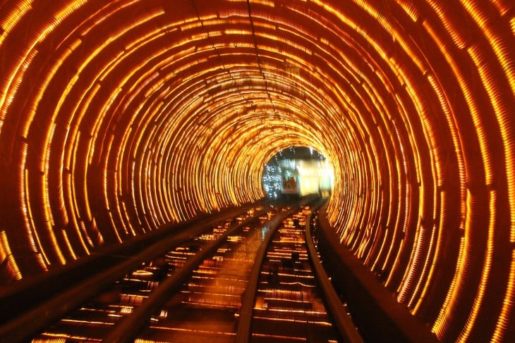 luces de un tunel del metro en forma de espiral