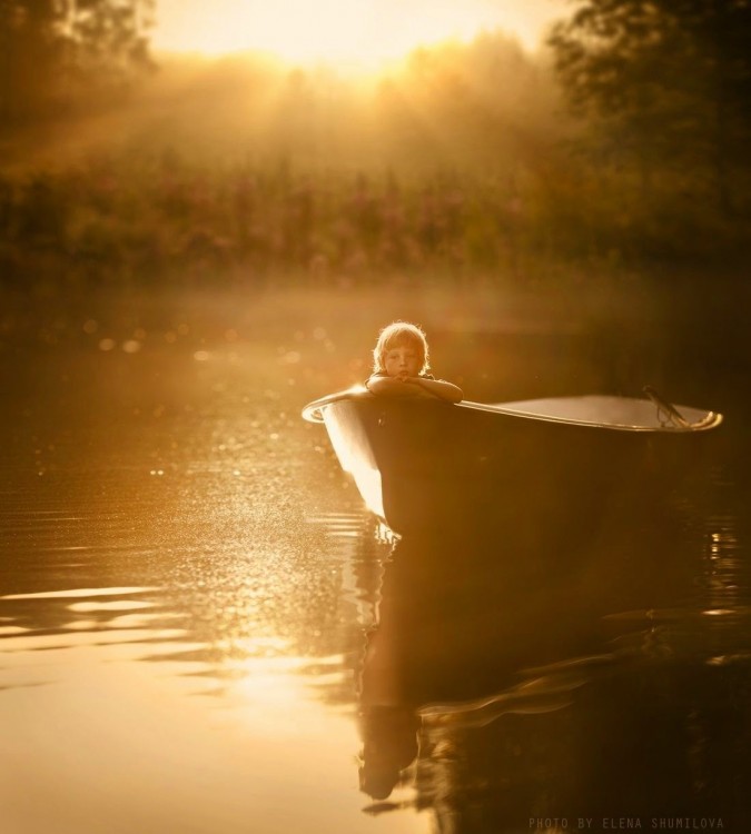 niño en el lago adentro de bote