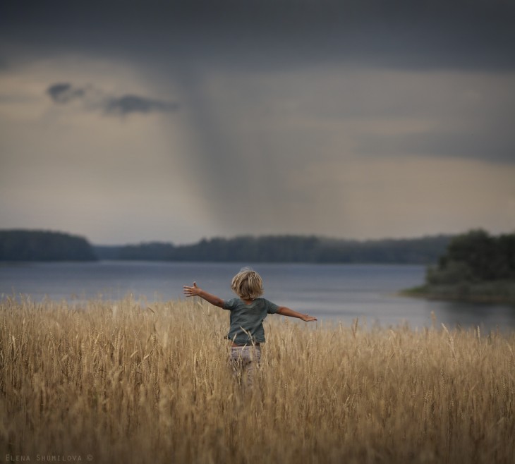 niño en el campo corriendo