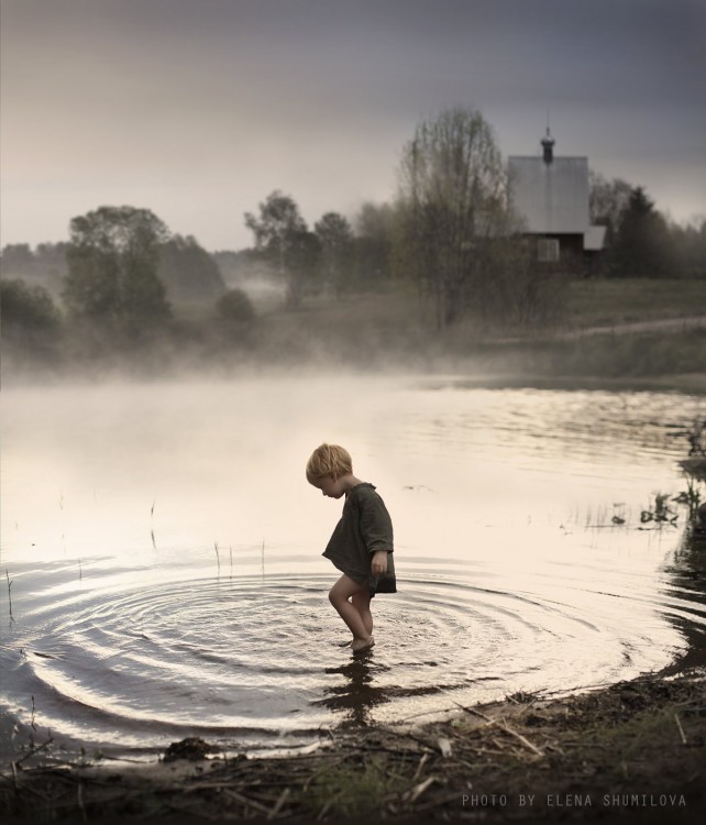 niño en el agua caminado