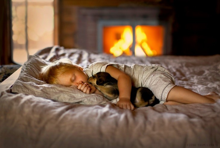 niño con conejo