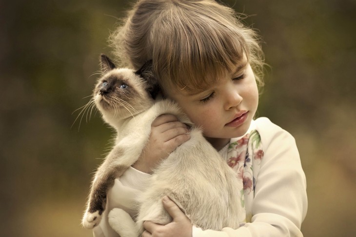 niña abrazando a su gato