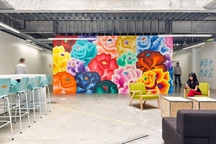 oficina con pared de colores