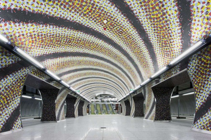 estacion del metro con imaenes en forma de espiral