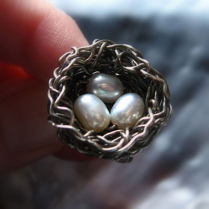 anillo en forma de un nido de pajaros con tres huevos