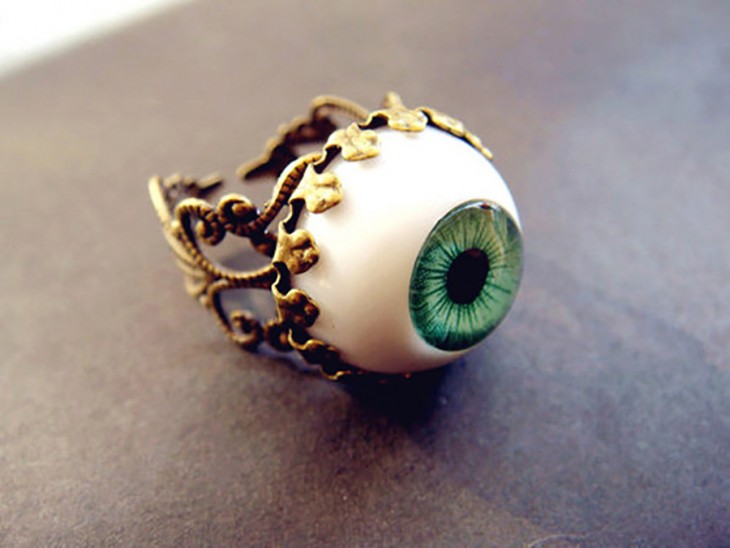 anillo en forma de un ojo