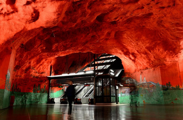 estacion del metro en estocolmo con el techo rojo