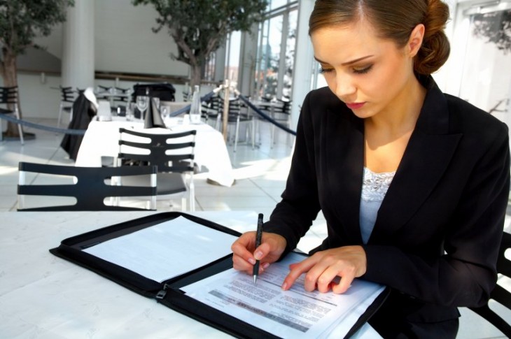 mujer planeando su trabajo de oficina