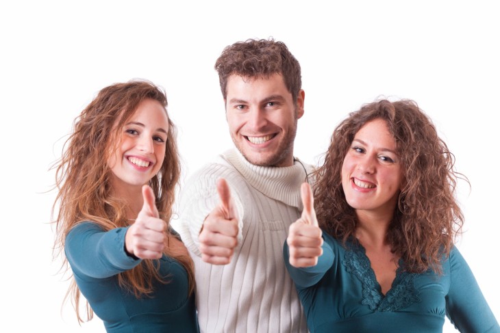 dos mujeres y un hombre positivos con el dedo para arriba 