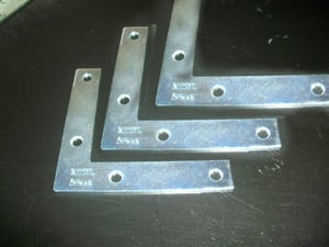 tres figuras metalicas en forma de triangulo para hacer el soporte