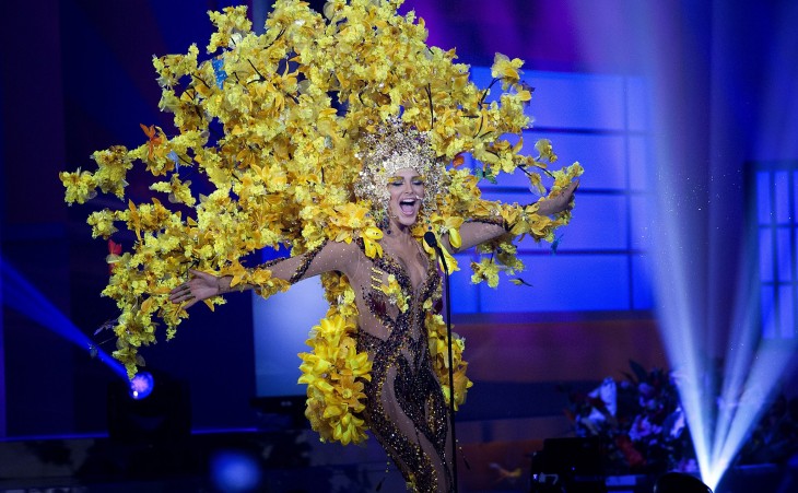 traje tipico con muchas flores de color amarillo