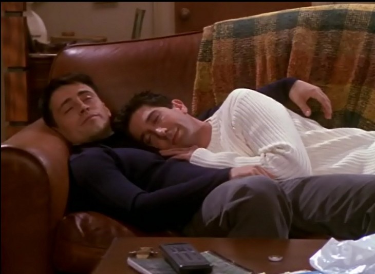 ross y joey acostados en un sillon tomando una siesta