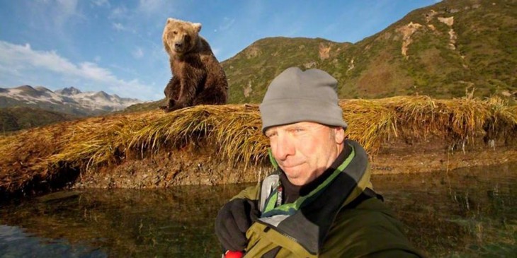 selfie con un oso en el rio