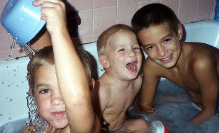 tres niños bañandose en una tina de baño