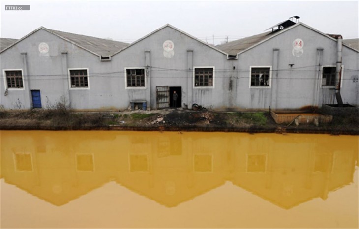Río fuertemente contaminado en Jiaxing. Zhejiang