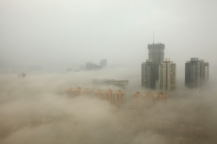 Edificios cubiertos por smog en Lianyungang China