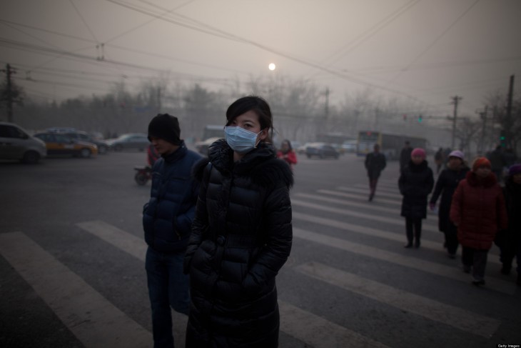 CHINA-Chica camina con un barbijo por las calles de Beijin, donde la polución es 40 veces mayor a los estándares internacionales de seguridad-POLLUTION
