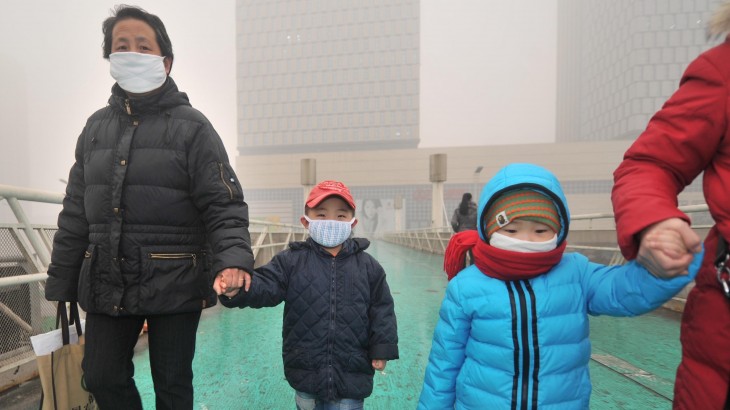 niños con barbijo caminana por calles Chinas