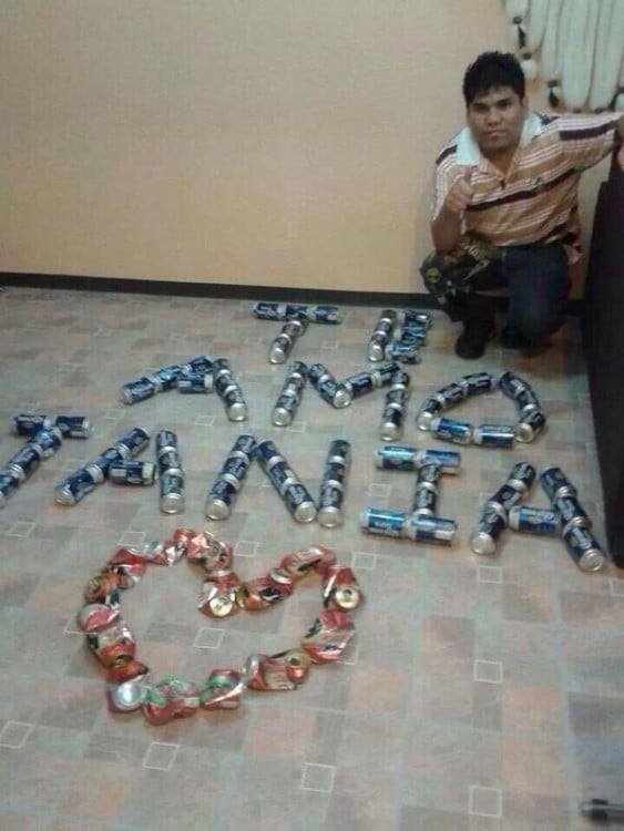 Letrero de amor formado con latas de cerveza 