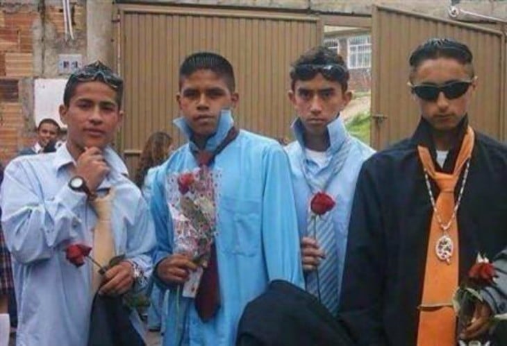 4 hombres cholos con una rosa