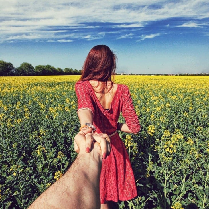 Fotografía tomada por Murad Osmann a su novia en un campo de flores