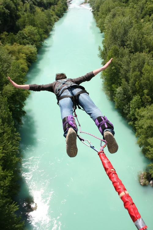 Hombre saltando de un bungee 