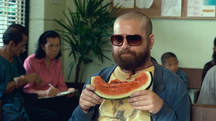 Alan comiendo sandía en la película ¿Qué paso ayer? 2