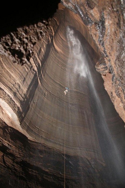 hombre en una catarata