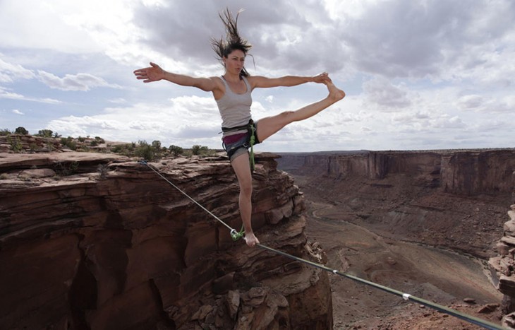 mujer haciendo ccuerda floja en colorado