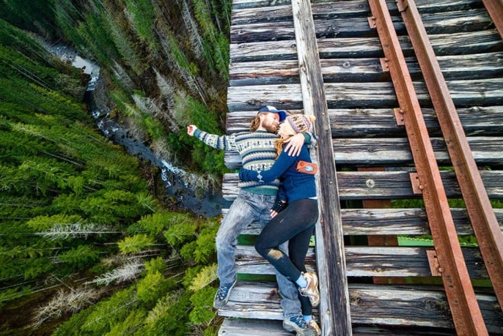 pareja acostada en las vias del tren