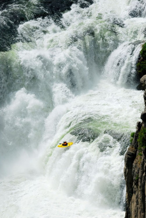 kayak cayendo desde una catarata