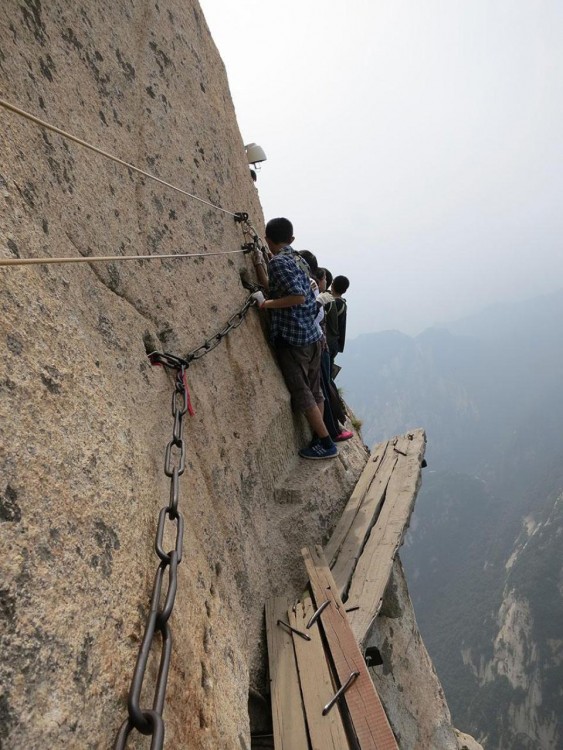 hombre escalando un risco