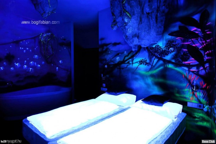 cuarto con cama y pared pintadas neon